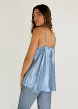 Top color bordó de viscosa con breteles finos y escote en V con detalle de puntilla.