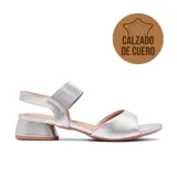 Sandalias de cuero negro con taco bajo y tira elástica en el tobillo.