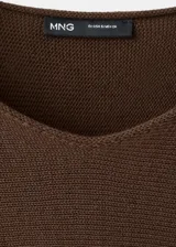 Chaleco marrón de punto de algodón, de diseño recto con cuello en V, manga larga y cinturón ajustable para anudar en la cintura.