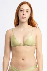 Top de bikini triangular color verde oliva, forrado y con relleno, con correderas y aros metálicos. Los breteles se pueden usar rectos o atados al cuello.