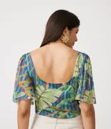 Blusa cropped con estampado de hojas en tonos verdes y azules, escote en V, mangas acampanadas y lazo ajustable en el busto.