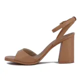 Sandalia Ramarim color beige con pulsera al tobillo y taco cuadrado forrado.