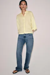 Camisa de cuello solapa y manga larga amplia de la colección ZW Collection de Zara, con cierre frontal de botones ocultos por solapa.