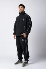 Campera deportiva negra con cierre frontal, capucha ajustable y detalles de líneas blancas en las mangas. Presenta el logo de la marca bordado en el pecho.