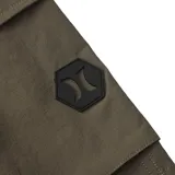 Bermuda cargo Hurley de color verde militar, con cintura elástica, cinturón negro incorporado con hebilla plástica y bolsillos laterales con solapa.