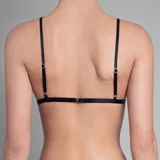 Soutien triangular de tul negro elastizado con apliques de encaje floral en el borde superior de las copas y breteles finos regulables.