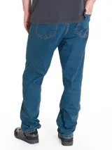 Pantalón jeans de corte recto y calce slim, color azul clásico, con diseño de cinco bolsillos y costuras reforzadas en tono contrastante.