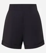 Short negro de sastrería de cintura alta, con pliegues frontales, bolsillos laterales y bajo con vuelta.