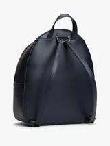 Mochila urbana de diseño estructurado en color azul marino, con franjas verticales en blanco y rojo en el centro. Presenta el logo monograma TH metalizado en la parte superior, bolsillo frontal con cierre y herrajes dorados.