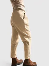 Pantalón tipo babucha de corte holgado, color negro, con cintura elastizada y cordón ajustable. Presenta pinzas delanteras, bolsillos laterales y terminación con dobladillo en los tobillos.