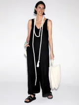 Mono largo negro de lino sin mangas con escote en V.