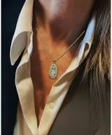 Collar con cadena de eslabones dorados y dije grande de la Virgen de Guadalupe engastado con piedras blancas brillantes.