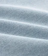 Pantalón de jean para hombre, corte recto, en color azul claro con acabado liso. Confeccionado en algodón, presenta un diseño atemporal y versátil.
