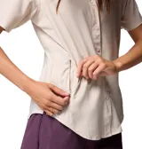 Camisa de manga corta Columbia modelo Tamiami II SS Shirt, color gris claro, con cierre frontal de botones, cuello camisero y bolsillo en el pecho con logo de la marca.