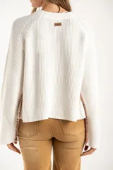 Sweater de punto de algodón con diseño oversize, cuello redondo y mangas largas. Presenta un detalle de costura lateral en color contrastante.