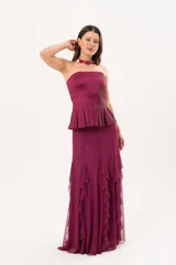 Pollera larga de microtul color magenta, totalmente forrada, de diseño fluido con volados que aportan movimiento y caída liviana.