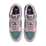Championes Nike SB Dunk Low Pro confeccionados en gamuza, con base en color verde y superposiciones en tono lila. Cuenta con el característico swoosh en color azul oscuro, entresuela rosada y suela de goma marrón.