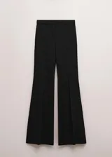 Pantalón de vestir negro estilo flare de tiro medio, con trabillas y cierre frontal con botón, gancho y cremallera.