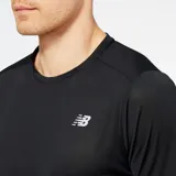 Remera deportiva negra de manga corta, con logo de New Balance estampado en blanco en el pecho.