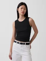 Musculosa de tejido pointelle color negro, con cuello redondo y terminaciones con detalles de picot en cuello y sisas.