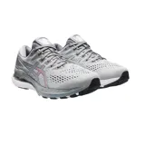 Championes de running Asics modelo Gel-Kayano 28 Platinum, color gris claro con detalles iridiscentes en el logo y el talón. Presentan tecnología FF Blast en la entresuela y sistema de amortiguación Gel.