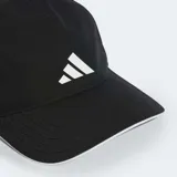 Gorra deportiva Adidas de cinco paneles, color negro con logo blanco bordado en el frente y detalle de borde blanco en la visera. Cuenta con tecnología de absorción de humedad y tira ajustable en la parte posterior.