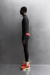 Calzas deportivas largas negras de tejido técnico elástico en cuatro direcciones. Cuentan con cintura elástica ajustable con cordón interior, bolsillos laterales elásticos en la cadera y bolsillo trasero con cierre de cremallera.