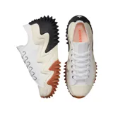 Championes Converse modelo Run Star Motion Platform, de diseño vanguardista con capellada de lona blanca y suela de plataforma dentada con detalles en negro y marrón.