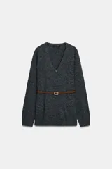 Jersey oversize de lana con escote en pico y manga larga. Incluye un cinturón fino de cuero en tono marrón con hebilla metálica dorada.