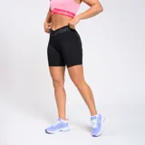 Biker deportivo de mujer marca Umbro, color negro, de tiro alto con cintura cruzada elástica con el nombre de la marca impreso.