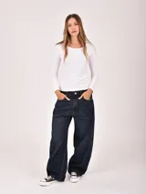 Remera básica de manga larga con cuello redondo, confeccionada en tejido suave y ligero.