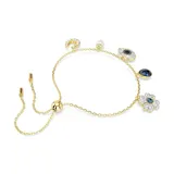 Pulsera de baño de oro con dijes colgantes que incluyen una flor, un cristal azul en forma de pera, un ojo turco, una perla de cristal y una herradura, todos decorados con cristales. Cuenta con cierre deslizante ajustable.