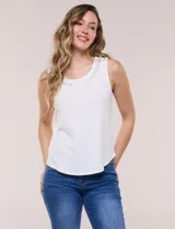 Musculosa blanca de tejido acanalado, con escote redondo adornado con tachas metálicas en el borde y breteles anchos.