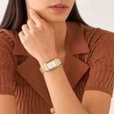 Reloj Fossil modelo Raquel con caja rectangular dorada de 23mm y malla metálica dorada. Esfera plateada con números romanos y función de fecha. Resistente al agua 5 ATM.