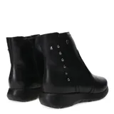 Botas cortas de cuero color negro, con puntera redonda y suela plana de goma. Presentan una hilera de tachas metálicas decorativas en el lateral exterior y costuras reforzadas en el empeine.