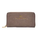 Billetera grande de símil gamuza color gris topo, con cierre perimetral dorado y herrajes metálicos dorados. Presenta el logo "XL Extra Large" en dorado en el frente. Cuenta con compartimento interno con divisor central y cierre, múltiples espacios para tarjetas y bolsillos internos para billetes.