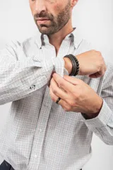 Camisa blanca de vestir, corte clásico, con cuello abotonado y bolsillo en el pecho.