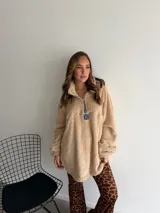 Pantalón de corte oxford con estampado de jirafa en tonos marrones, confeccionado en tela con caída fluida.