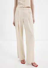 Pantalón largo de tiro medio, color beige, con diseño recto, trabillas para cinto y bolsillos laterales.