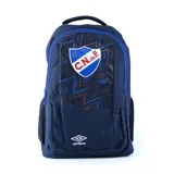 Mochila Umbro del Club Nacional de Football, color azul marino con panel frontal estampado con diseño geométrico en zigzag y escudo del club. Cuenta con compartimento principal con cierre, bolsillo frontal y bolsillos laterales de red.