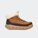 Botas de caña media Ugg modelo Terretrail Cozy Lace, color marrón claro con detalles en marrón oscuro y cuello de piel sintética color crema.
