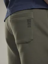 Pantalón de jogging negro con cintura elástica y cordón de ajuste, de corte entallado y puños acanalados en los tobillos.