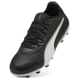 Championes de fútbol Puma King Ultimate FG/AG, color negro con franja Puma Formstrip en blanco y ribete dorado. Suela con tapones redondos y cónicos, ideal para césped natural seco y césped artificial.