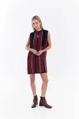 Vestido corto de punto de algodón con diseño de rayas verticales en tonos beige, azul y marrón, sin mangas, cuello redondo y detalle de logo bordado en el pecho.