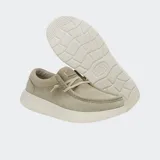 Mocasín Hey Dude modelo Wally Comf Suede, color camel o beige claro, confeccionado en gamuza con costuras visibles en el empeine. Posee un sistema de cordones elásticos y una suela gruesa y elevada de color crema.