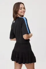 Falda corta blanca con diseño de volados escalonados y cintura elastizada, de silueta fluida y liviana.