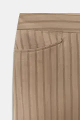 Pantalón flare de tiro medio, confeccionado en mezcla de viscosa y lino, con diseño de rayas verticales en tono beige. Cuenta con bolsillos delanteros y bajo acabado en línea evasé. Cierre frontal con cremallera, botón y ganchos metálicos.