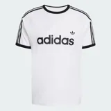 Remera Adidas modelo 3S Ringer de color blanco, con cuello redondo y ribetes en las mangas de color negro. Presenta el logotipo y el texto de la marca estampados en el pecho en color negro, junto con las clásicas tres tiras en los hombros y mangas.