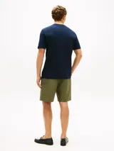 Remera azul marino de manga corta y corte regular, confeccionada en puro algodón con cuello redondo y detalle de logo tonal bordado en el pecho.