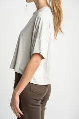 Remera celeste de corte amplio con mangas cortas con volados.